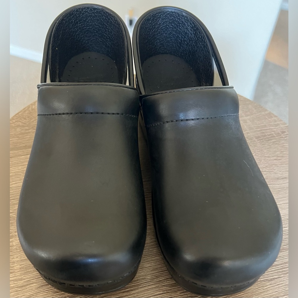 Dansko Nurse Black Leather Clogs — Size 40 (EU) / Women’s 9.5-10 Anti-Slip Sole